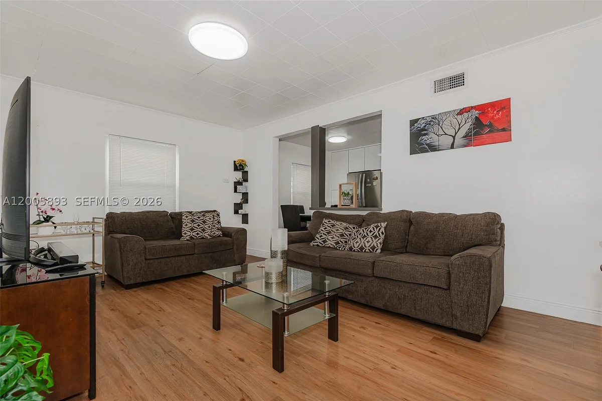 367 E 46th St, Hialeah: photo 1 of 27