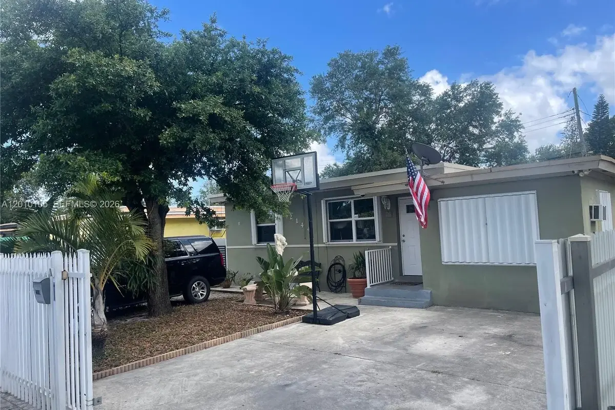 2144 NW 85th St, Miami: photo 1 of 32
