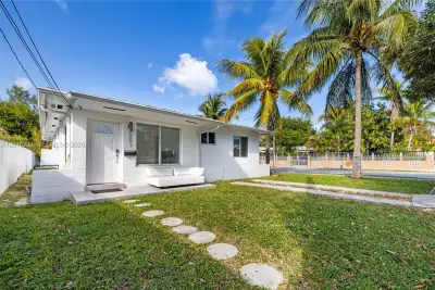 301 NW 34th St, Miami: photo 1 of 24