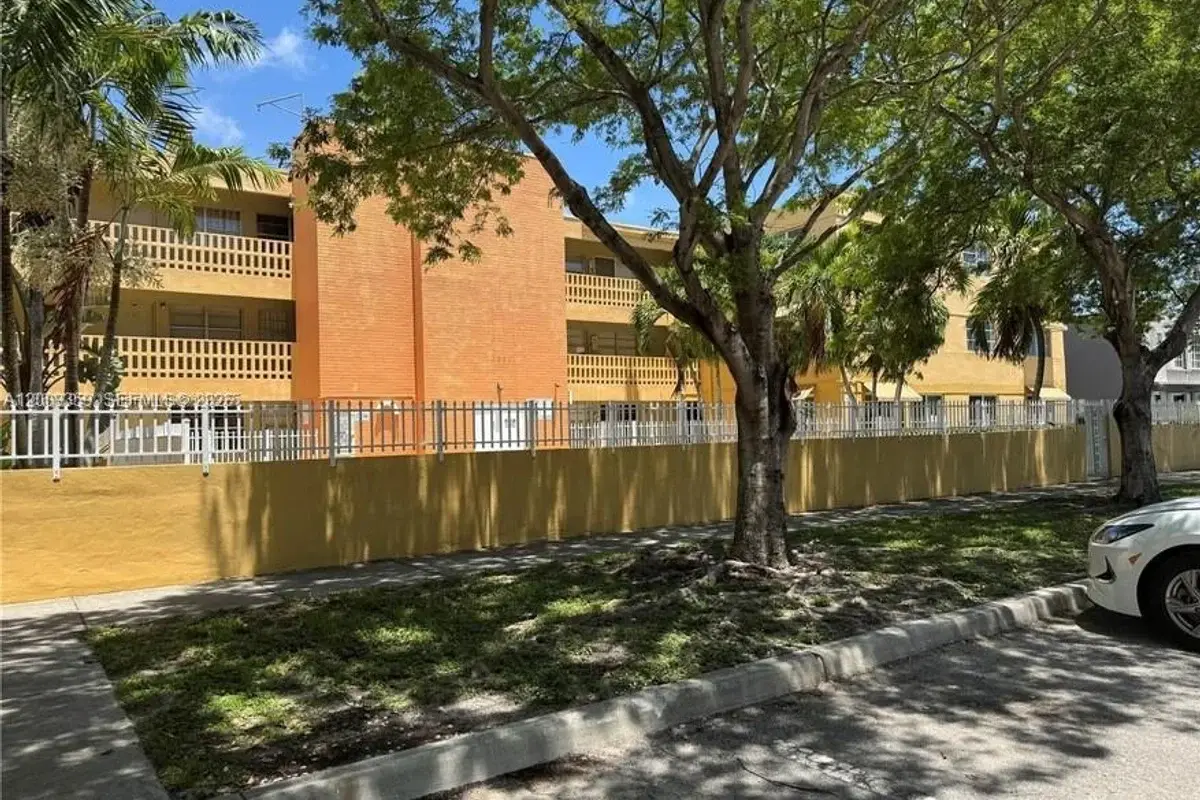 1821 NE 168th St #B3, North Miami Beach: photo 1 of 12