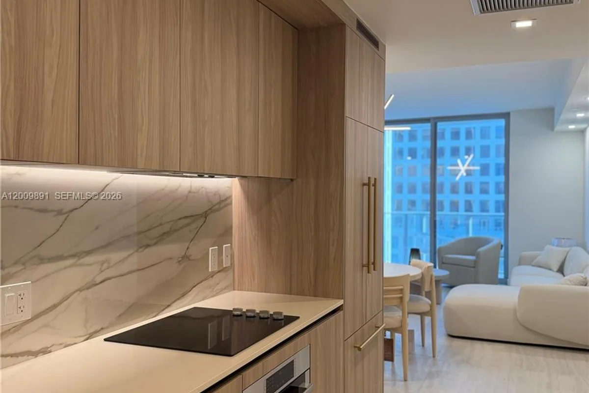 77 SE 5th St #1614, Miami: photo 1 of 24