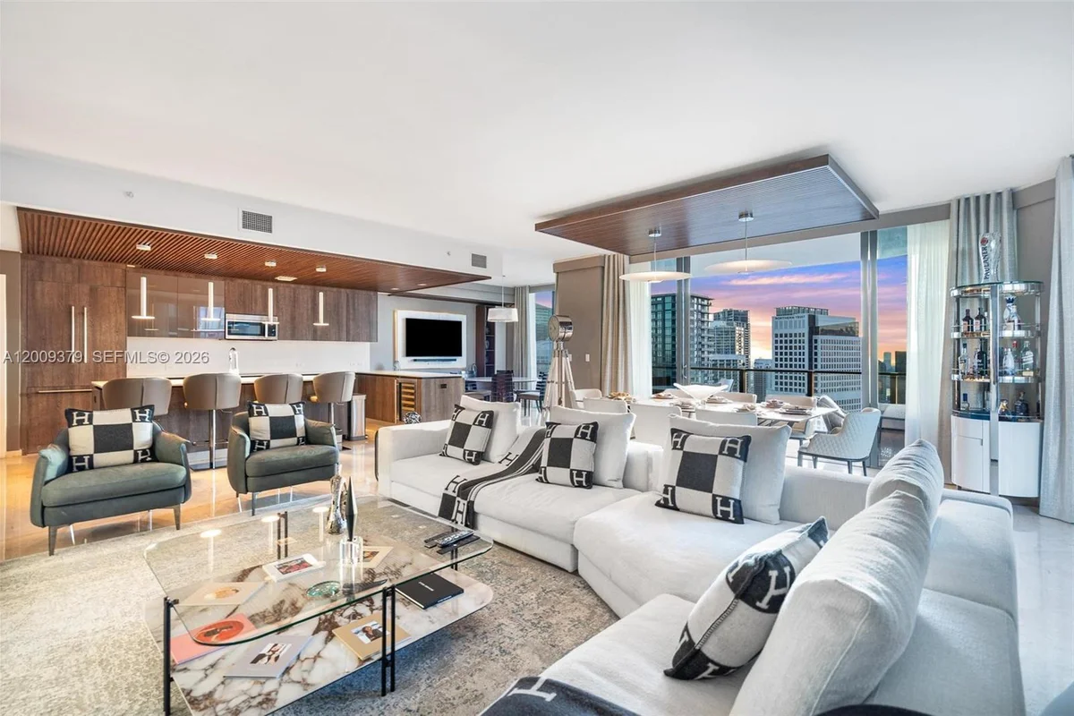 88 SW 7th St #3801, Miami: photo 1 of 87