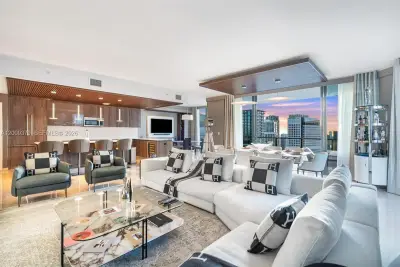 88 SW 7th St #3801, Miami: photo 1 of 87