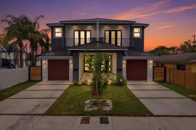 819 SW 1st St, Fort Lauderdale: photo 1 of 40