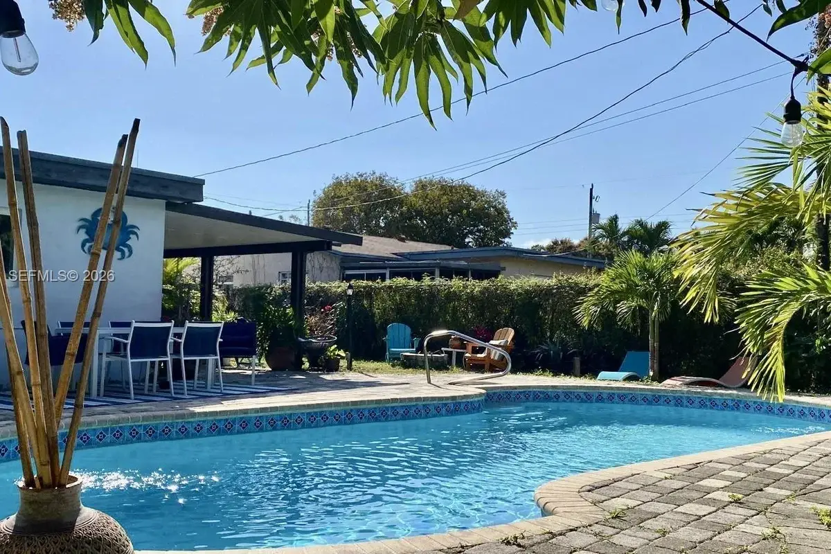 220 SW 3rd Ave, Hallandale Beach: photo 1 of 8