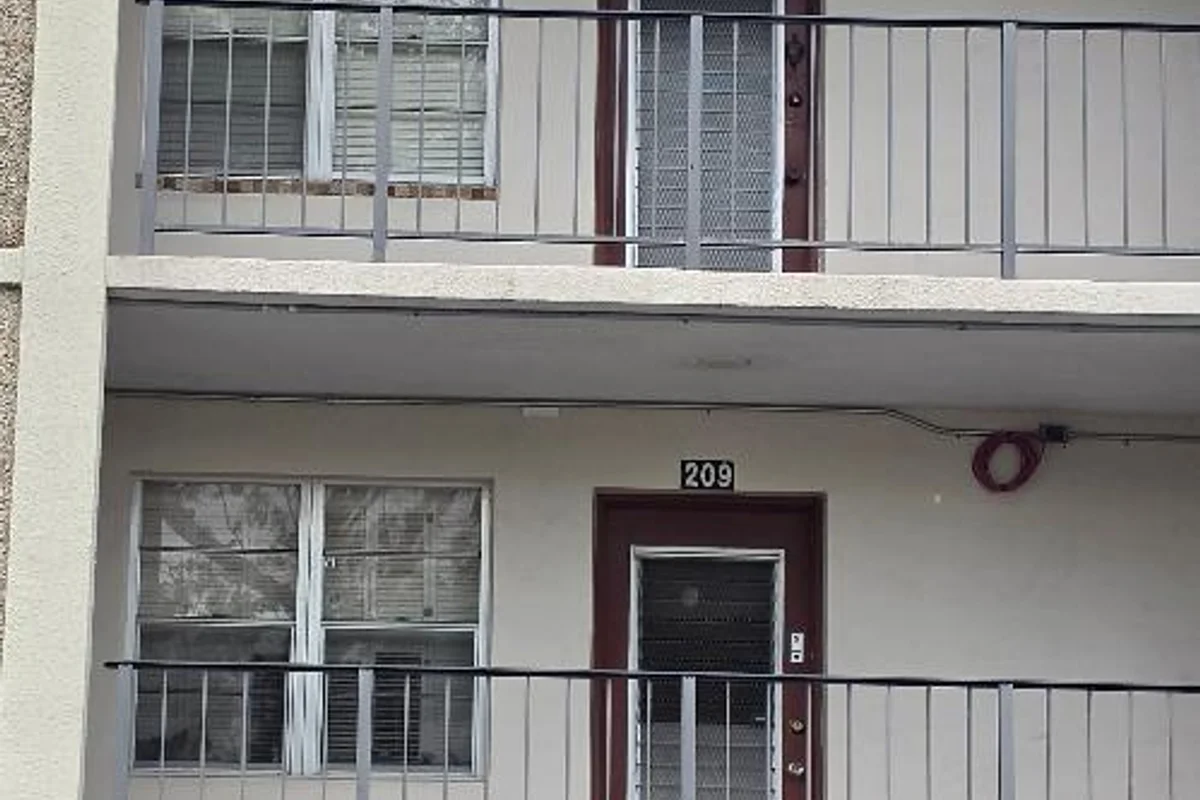 2600 NW 49th Ave #409, Lauderdale Lakes: photo 1 of 6