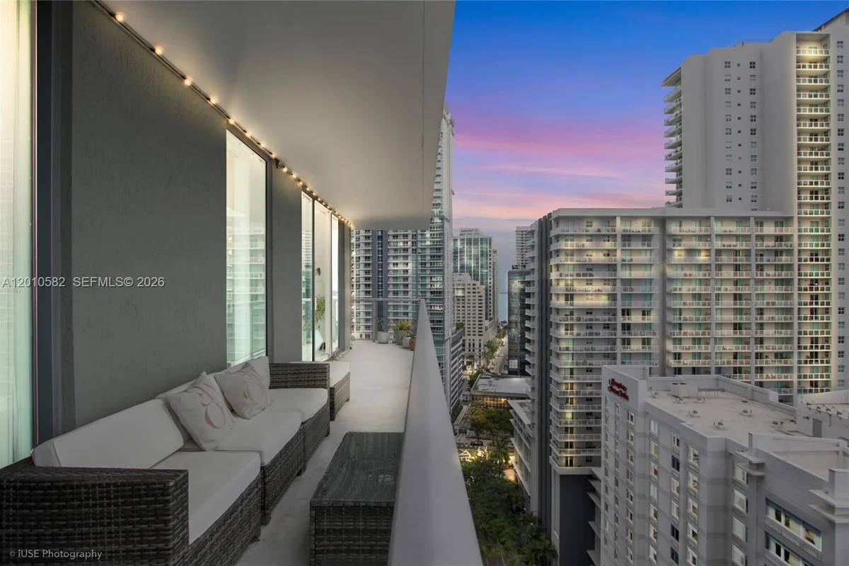 79 SW 12th St #2306-S, Miami: photo 1 of 38
