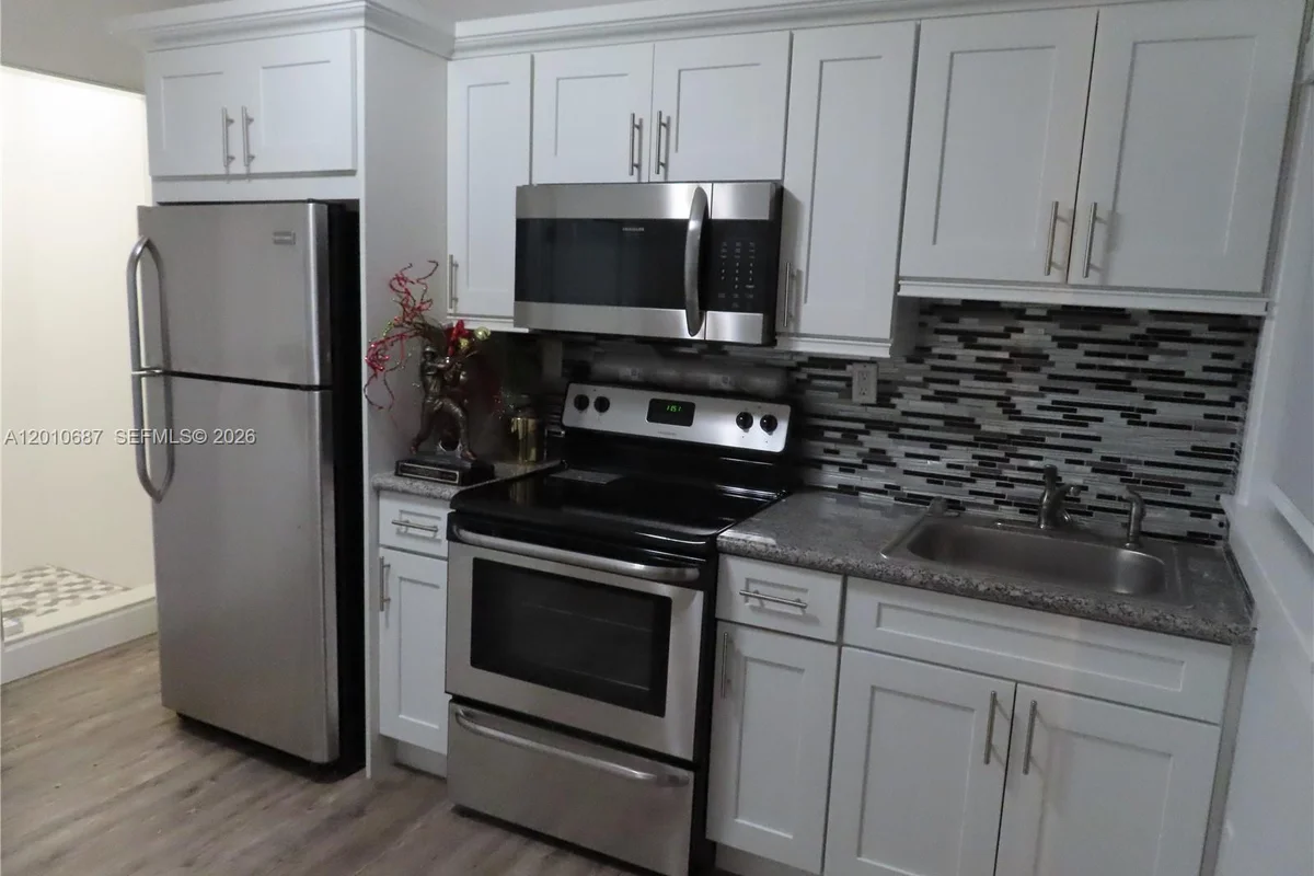 2433 NW 96th St #B, Miami: photo 1 of 5