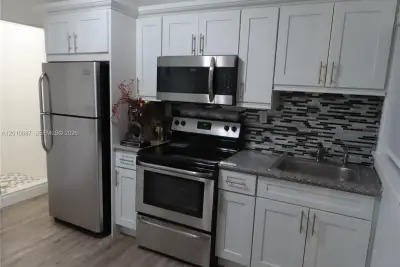 2433 NW 96th St #B, Miami: photo 1 of 5
