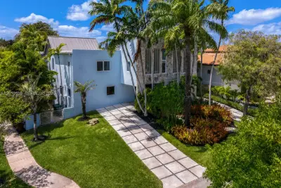 690 Warren Ln, Key Biscayne: photo 1 of 39