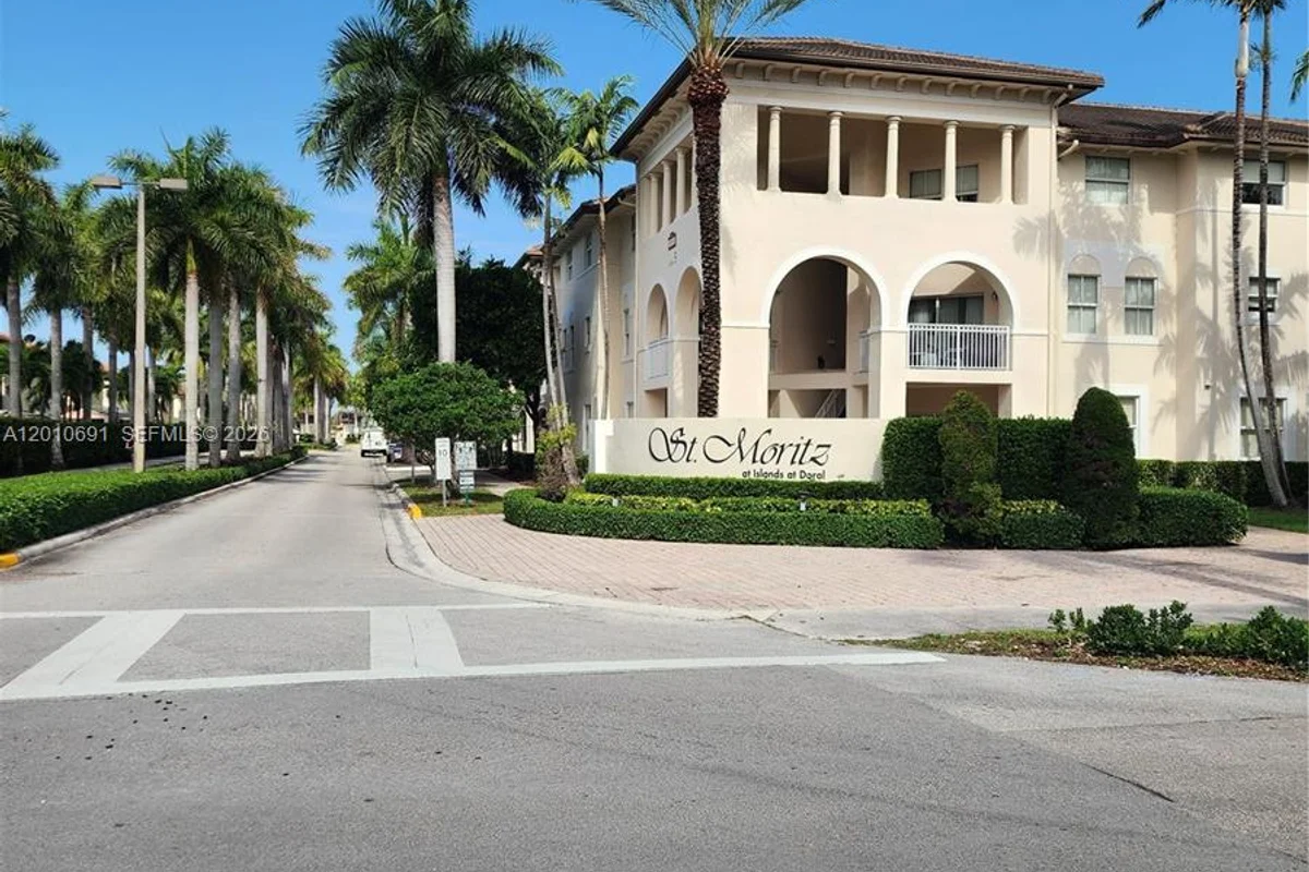 Condo in Doral: photo 1 of 11