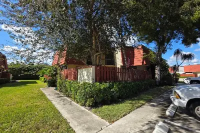 3928 Victoria Dr, West Palm Beach: photo 1 of 17