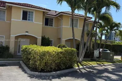 2086 NE 167th St #2-108, North Miami Beach: photo 1 of 13