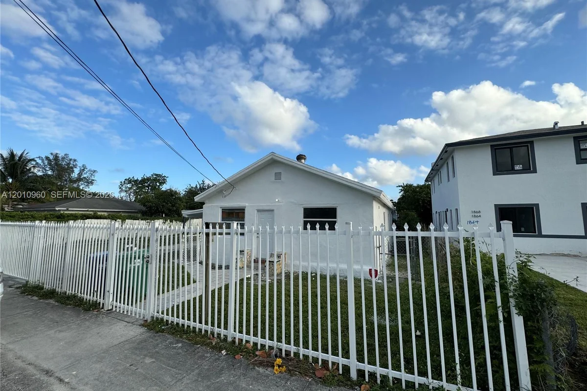 House in Miami: photo 1 of 12