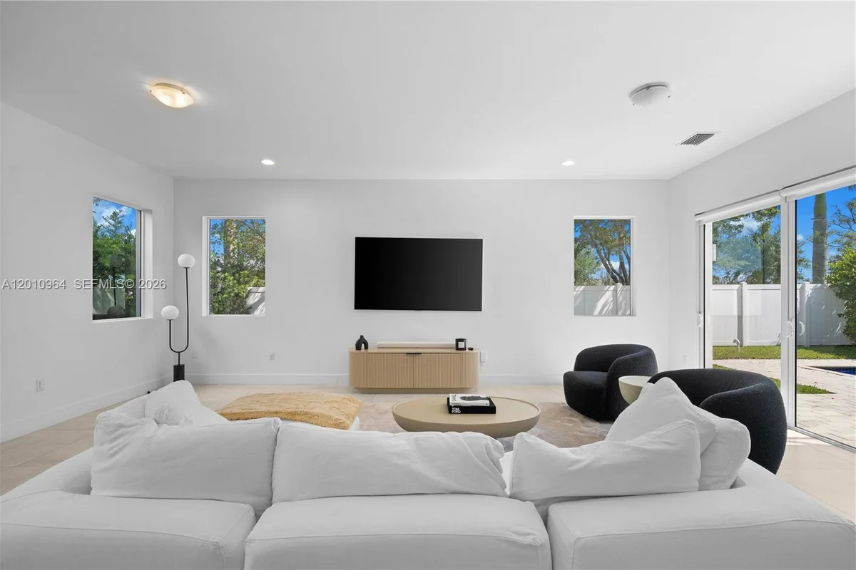 9915 NW 75th St, Doral: photo 1 of 43