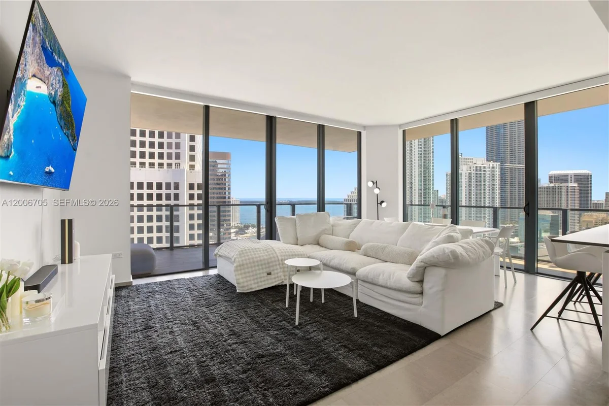 68 SE 6th St #2701, Miami: photo 1 of 32