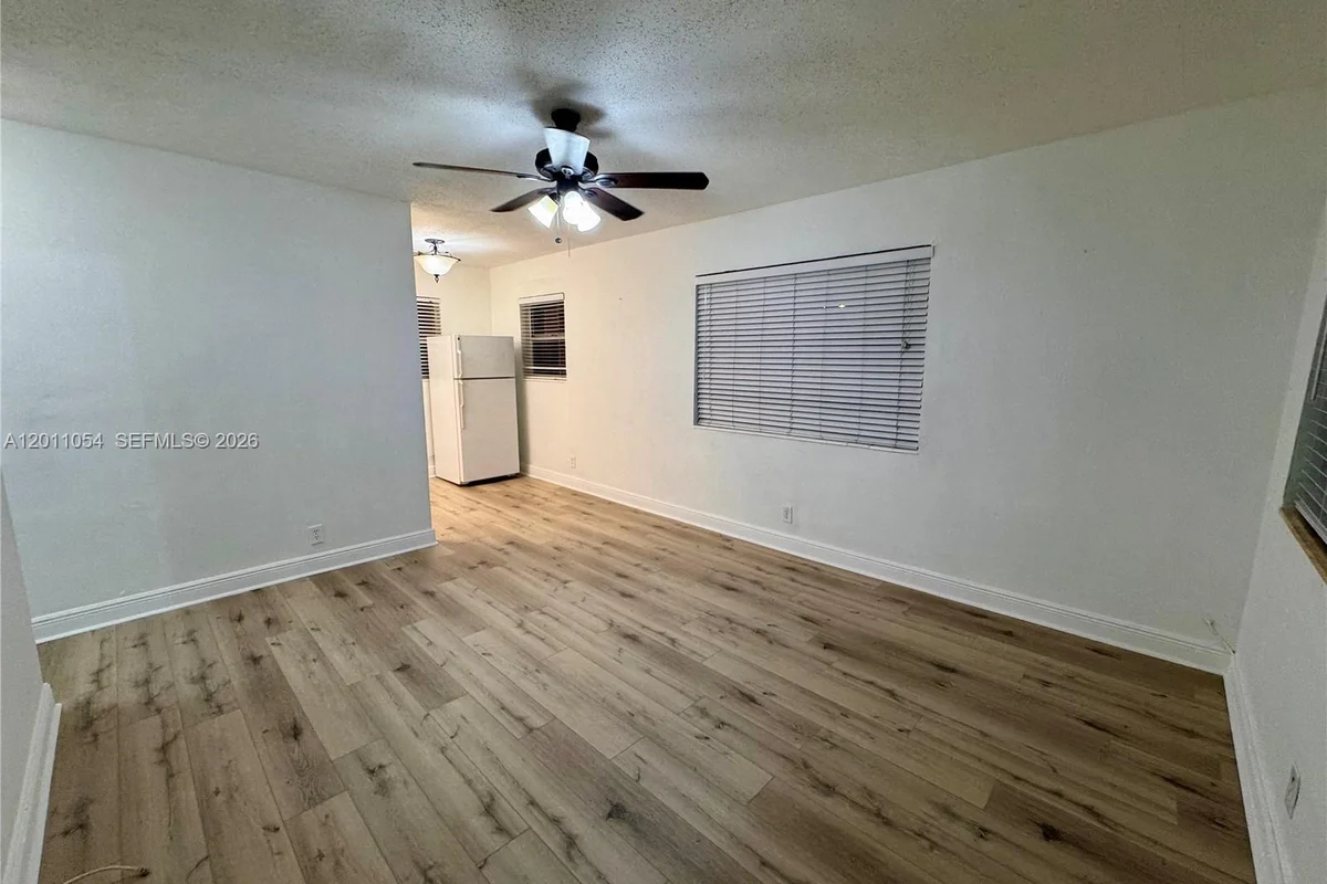 2240 NE 171st St #11, North Miami Beach: photo 1 of 8
