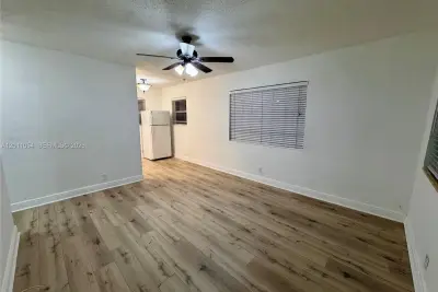 2240 NE 171st St #11, North Miami Beach: photo 1 of 8