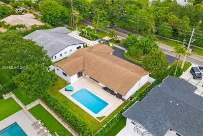 1850 NE 199th St, Miami: photo 1 of 38