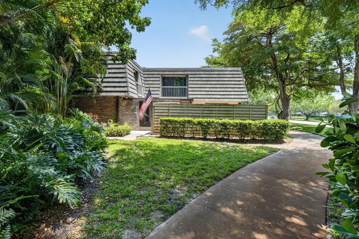 527 5th Ter, Palm Beach Gardens: photo 1 of 40
