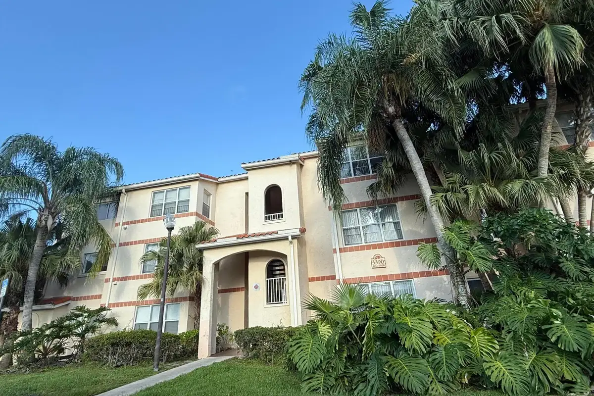 3390 N Pinewalk Dr #1012, Margate: photo 1 of 15