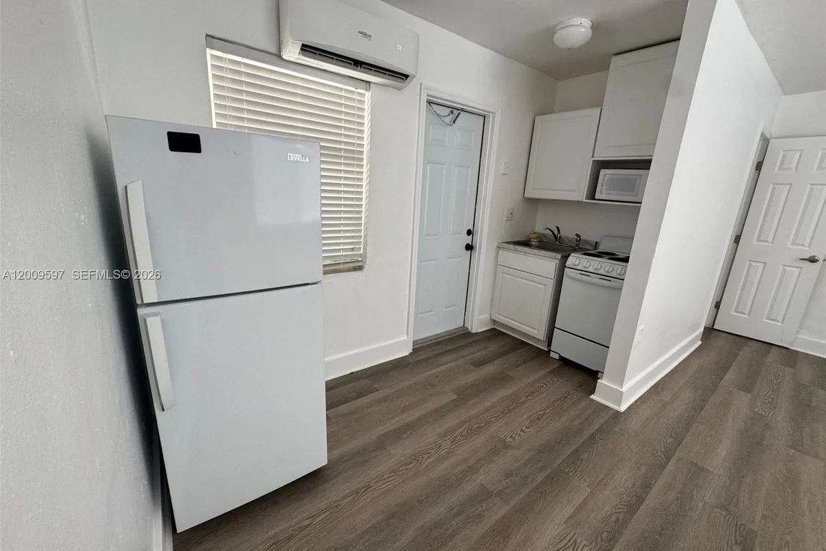 240 NW 64 St #4, Miami: photo 1 of 10