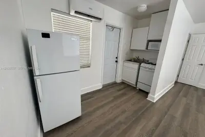 240 NW 64 St #4, Miami: photo 1 of 10