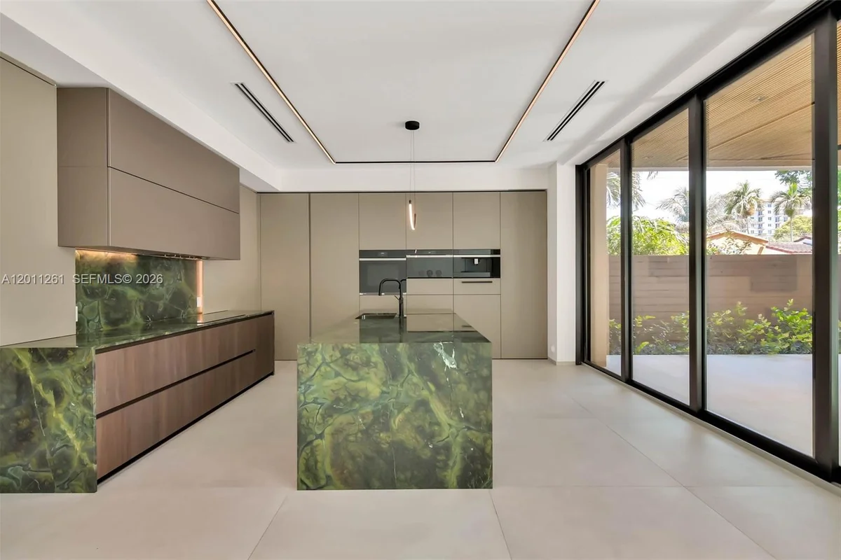 135 SW 29th Rd, Miami: photo 1 of 71