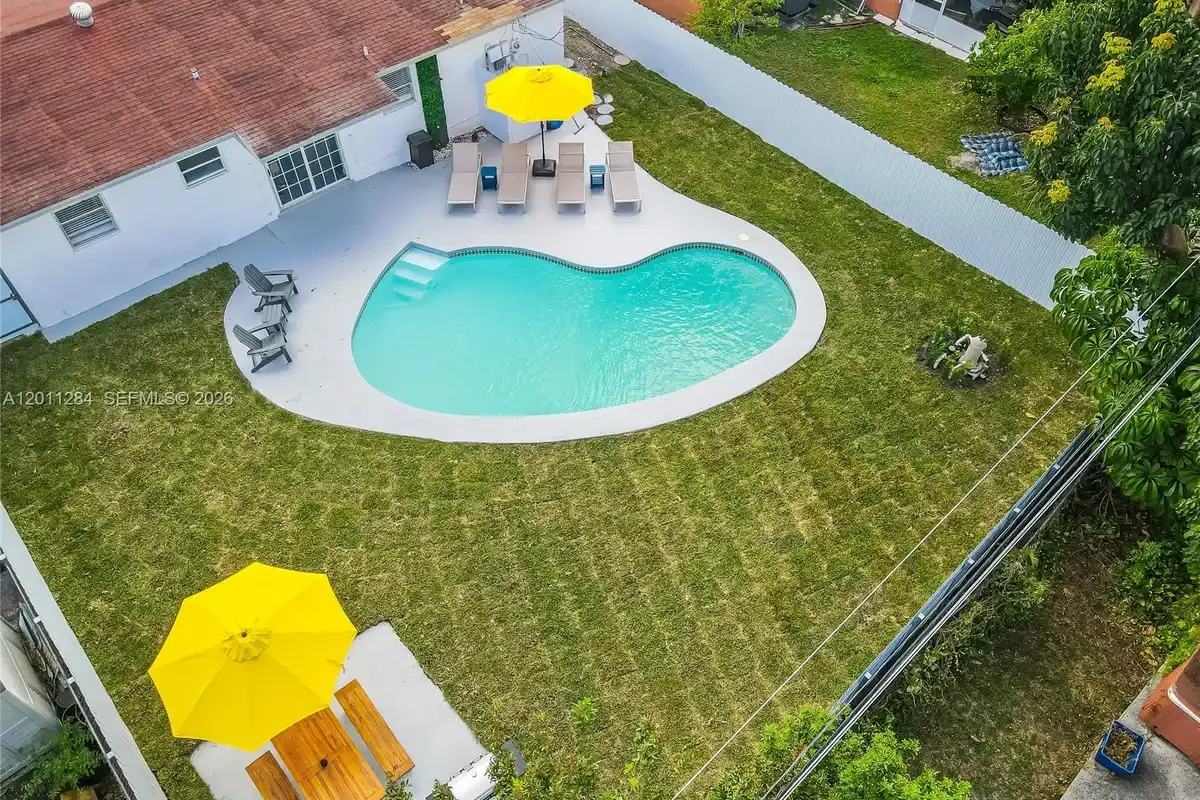 7471 Hope St, Hollywood: photo 1 of 28