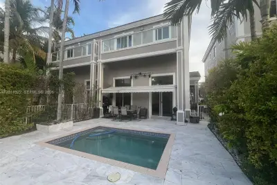 3915 NE 168th St, North Miami Beach: photo 1 of 31