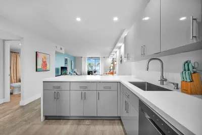 400 SE 10th St #303, Deerfield Beach: photo 1 of 34
