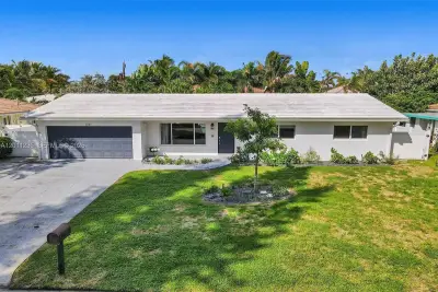 1247 SE 7th Ct, Deerfield Beach: photo 1 of 53