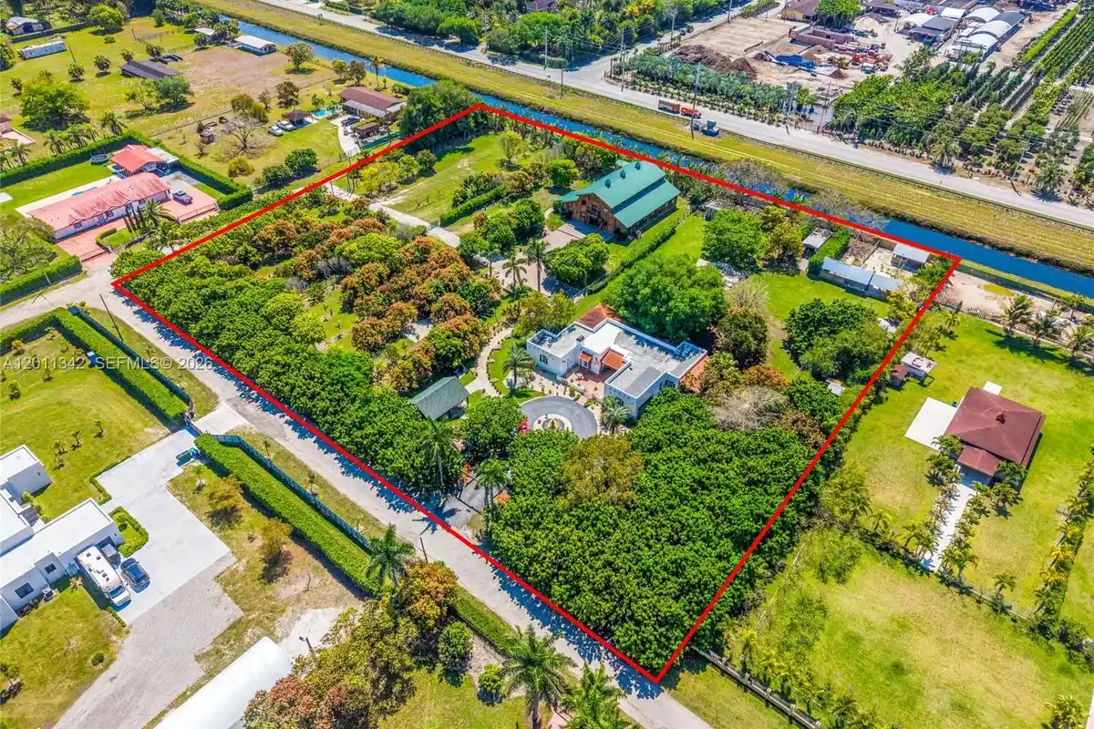 19050 SW 194th Ave, Miami: photo 1 of 24