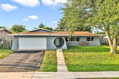 9511 NW 8th St, Pembroke Pines: photo 1 of 28