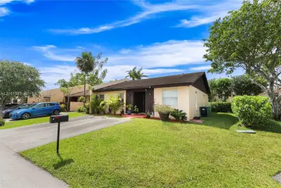 12316 SW 119th Ln, Miami: photo 1 of 25