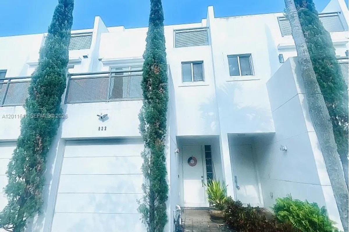 822 NE 19th Ave, Fort Lauderdale: photo 1 of 46