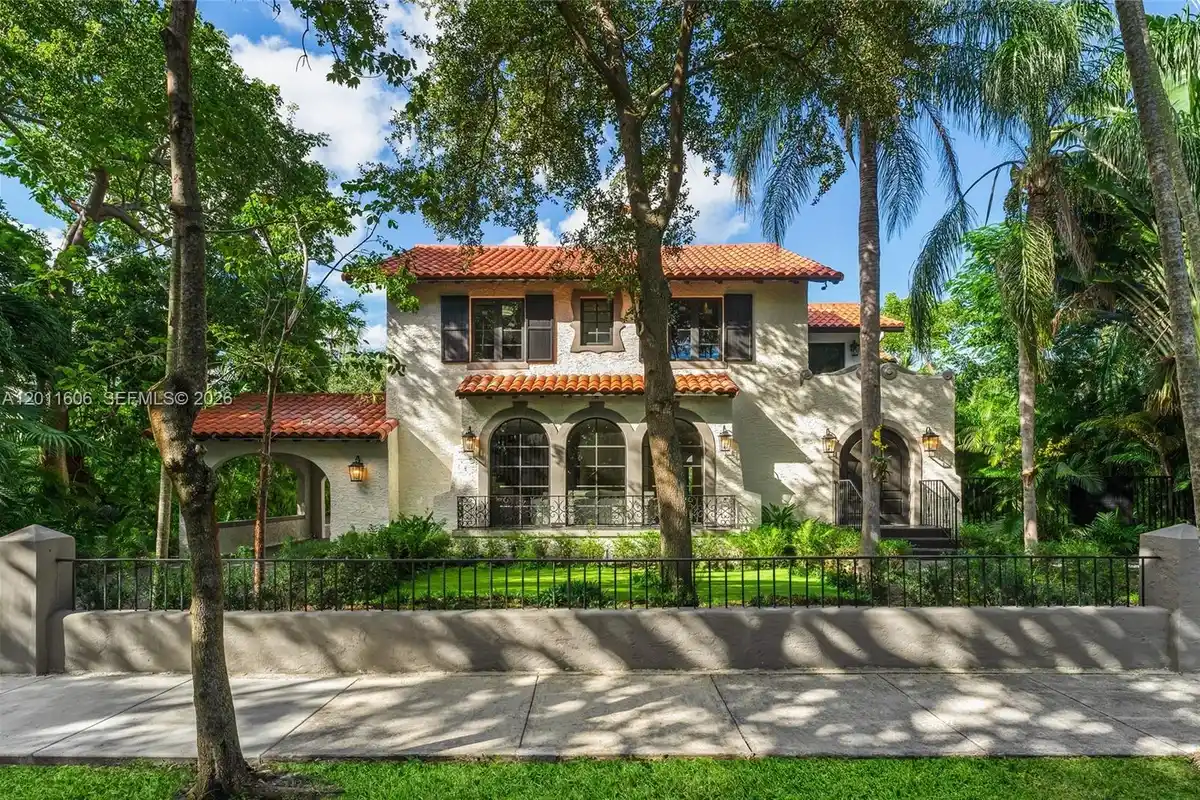 547 NE 57th St, Miami: photo 1 of 39