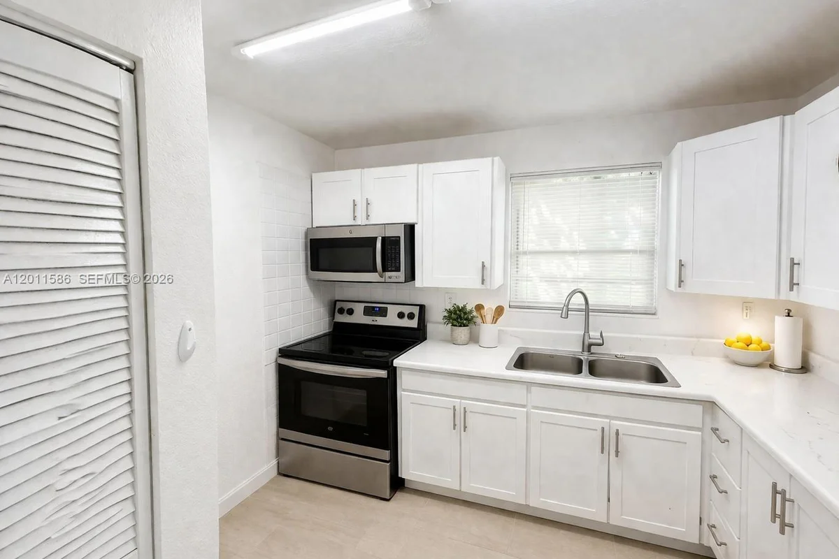 15761 SW 303rd St, Homestead: photo 1 of 9
