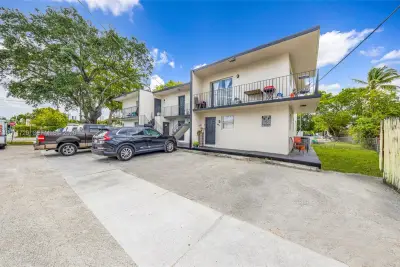 1800 NW 19th Ter, Miami: photo 1 of 34