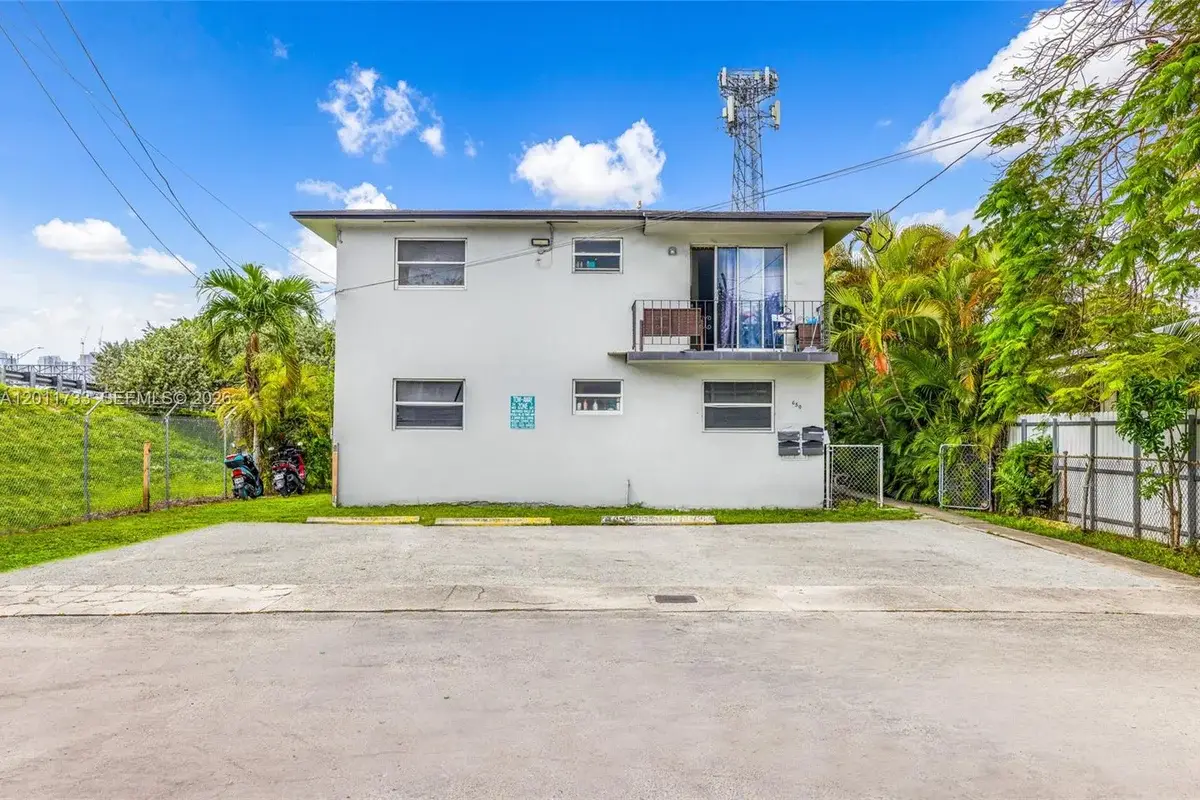 650 NW 28th St, Miami: photo 1 of 29