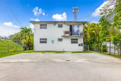 650 NW 28th St, Miami: photo 1 of 29