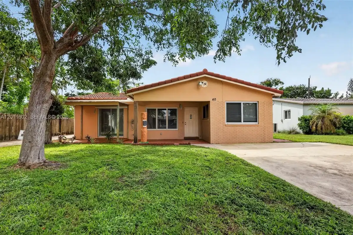 40 SE 8th St, Dania Beach: photo 1 of 15