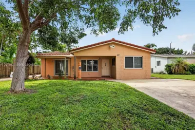 40 SE 8th St, Dania Beach: photo 1 of 15