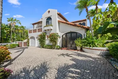 23 Sloans Curve Dr, Palm Beach: photo 1 of 34
