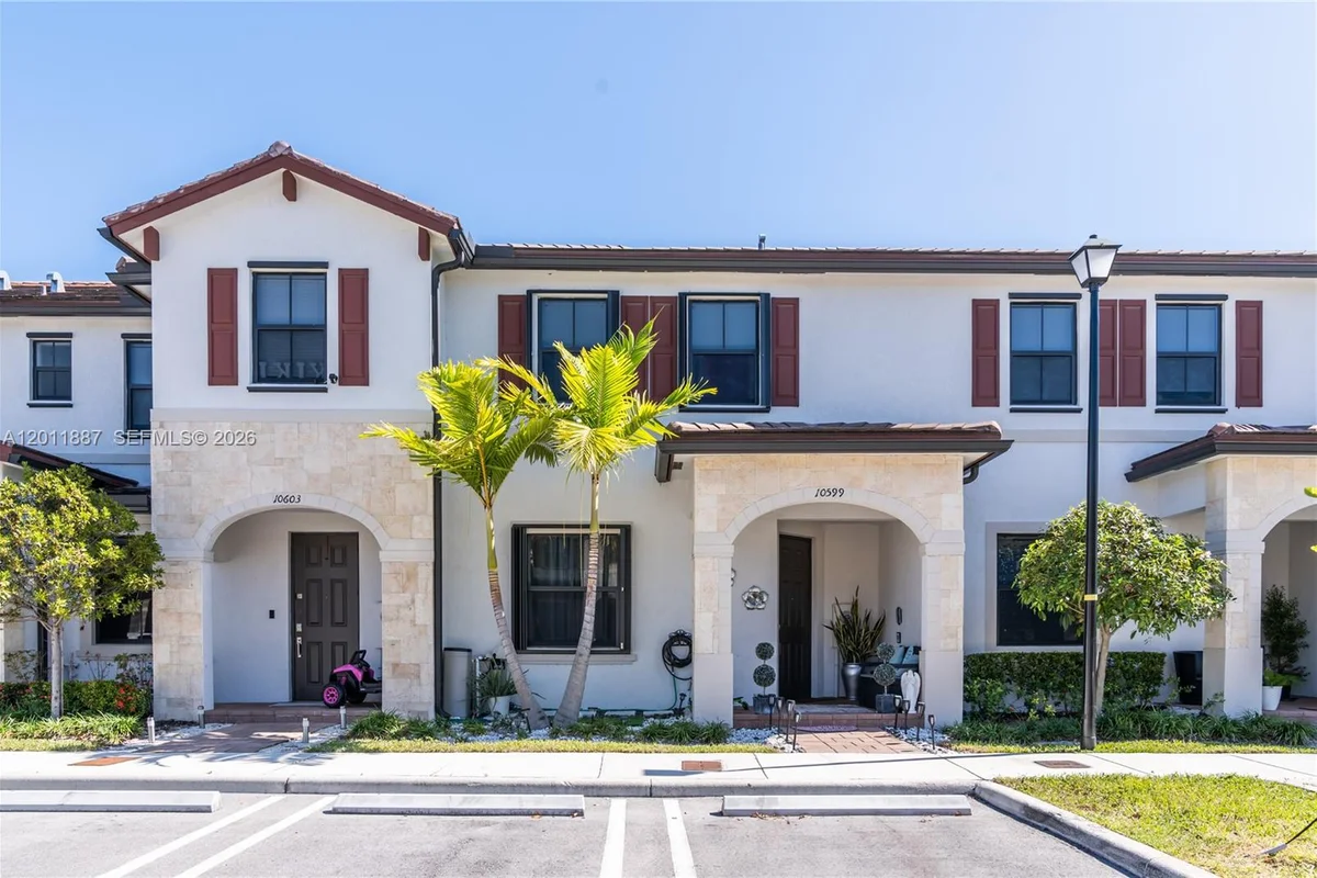 10599 W 33rd Ct, Hialeah: photo 1 of 39