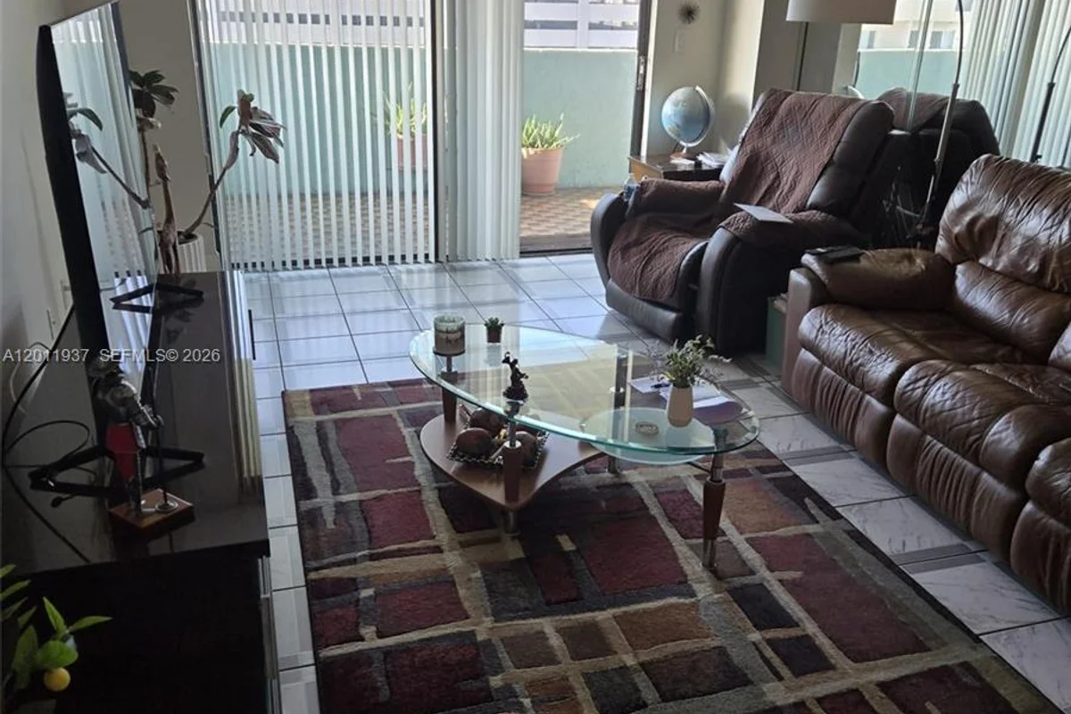Condo in Hialeah: photo 1 of 6