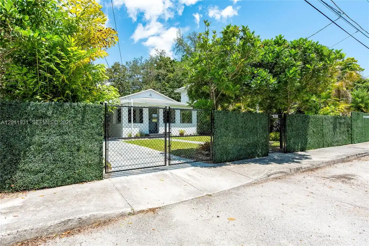 3655 Oak Ave, Miami: photo 1 of 21