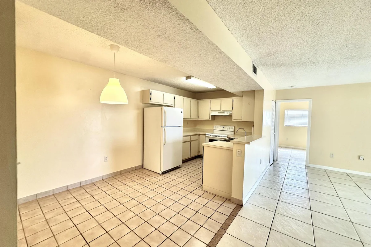 251 W Palm Cir W #206, Pembroke Pines: photo 1 of 8