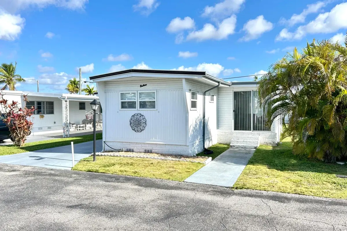 3233 State St, Hollywood: photo 1 of 30