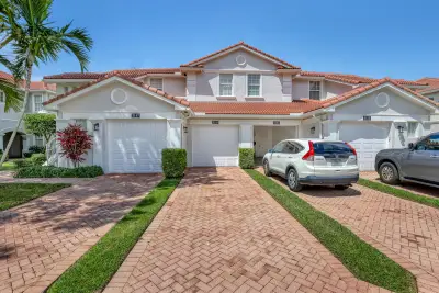 2149 Wingate Bend, Wellington: photo 1 of 14